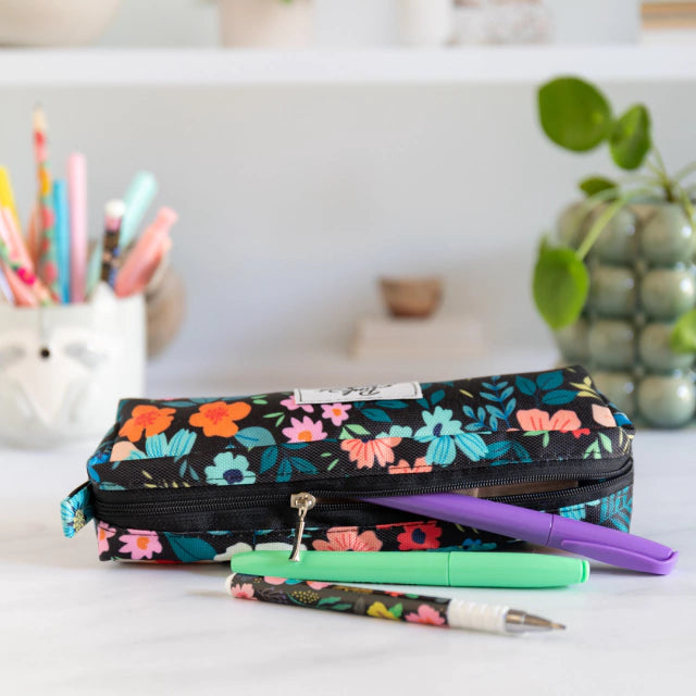 Estuche de tela delgado negro