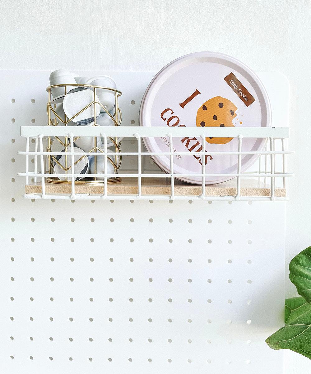Cesta metálica blanca con base de madera